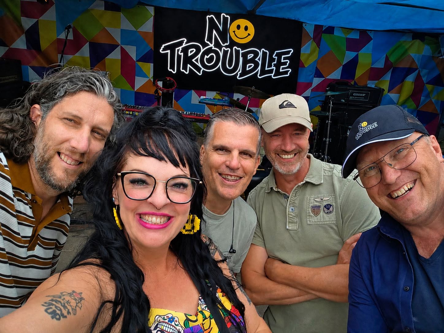 De vijf bandleden van No Trouble bij het podium
