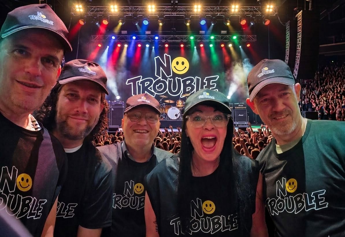 No Trouble met het publiek en podium op de achtergrond